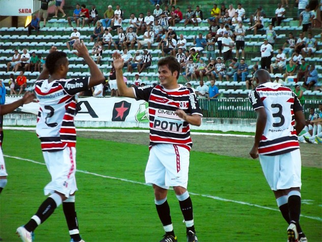 Jogadores do Santa Cruz comemoram gol no empate em 1 a 1 com o Botafogo-PB
