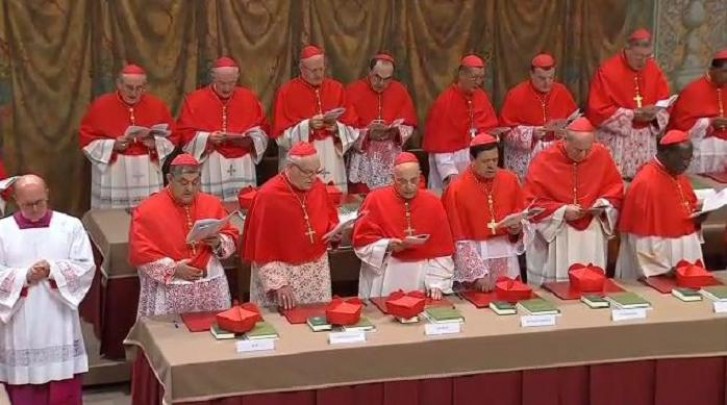 Conclave cardeais fazem juramento 