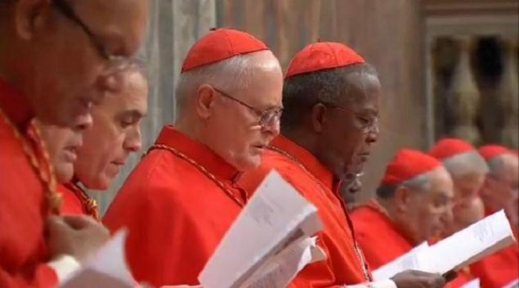 Conclave cardeais leem juramento 