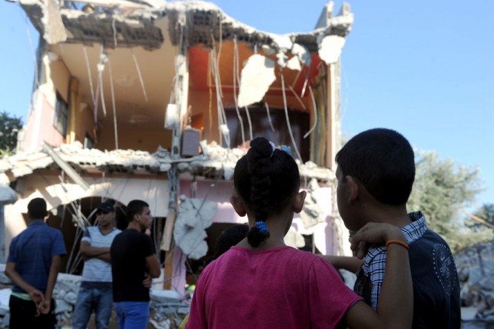 Ataque de Israel destrói habitação em campo de refugiados, em Gaza