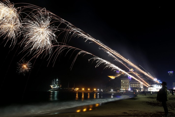 Celebração de ano novo na praia de Jeongdongjin em Gangneung, na Coreia do Sul