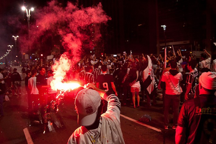 Torcedores do Corinthians tomam avenida Paulista