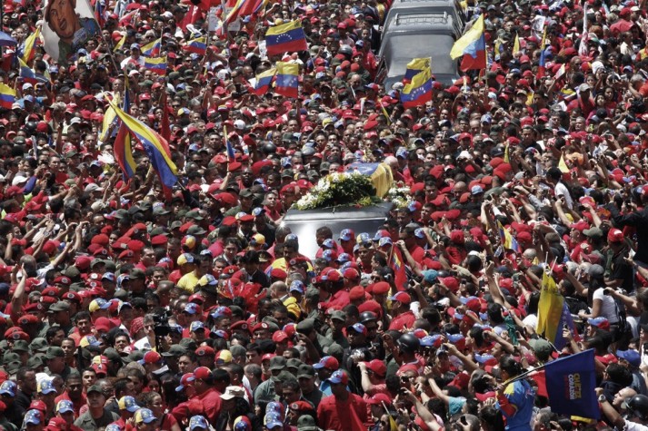 Multidão acompanha cortejo de Chávez na Venezuela