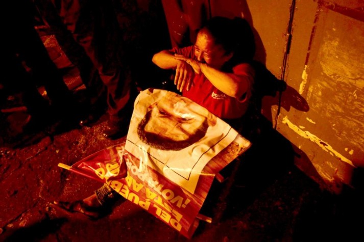 Venezuelana chora a morte de Hugo Chávez 