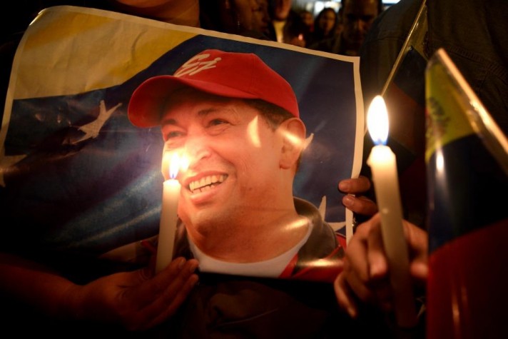 Venezuelanos homenageiam Hugo Chávez após sua morte