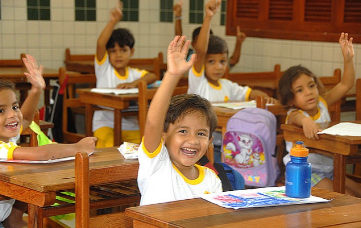 Crianças participam de aula em escola municipal