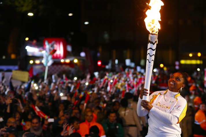 Daiane dos Santos acende a pira olímpica em Porto Alegre (RS)