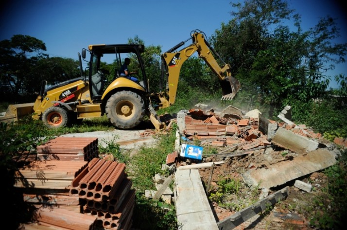 Demolição de casas irregulares em terreno contaminado por pesticida