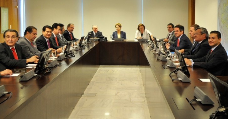 Dilma e líderes de bancadas discutem plebiscito