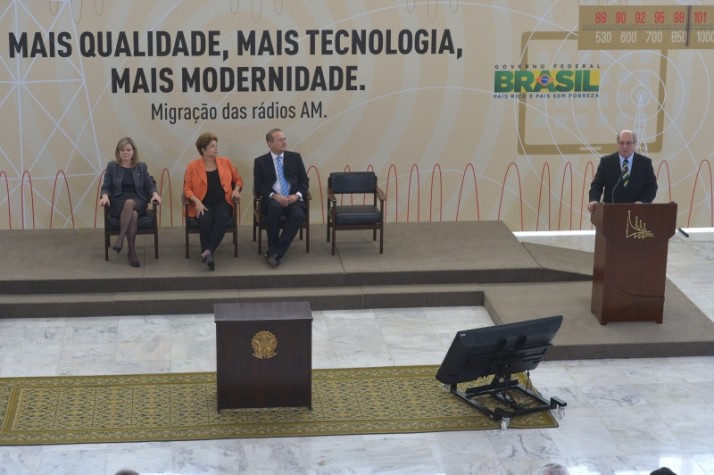 Dilma assina decreto que permite a migração das emissoras de rádio AM para a faixa FM