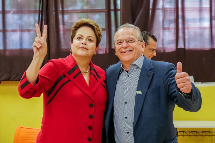 Dilma vota em Porto Alegre ao lado de Tarso Genro