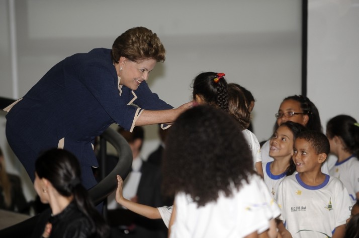 Dilma e crianças