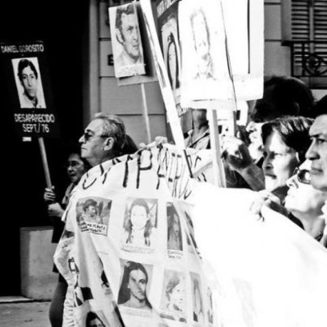 Manifestantes protestam contra ditadura argentina