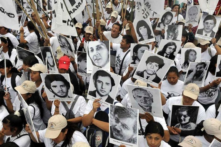 Manifestantes lembram desaparecidos na Argentina em aniversário do golpe militar 