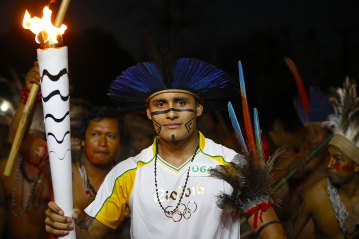 Vice-campeão mundial no arremesso de lança, o atleta indígena Rocleiton Flores conduziu a tocha em Dourados (MS)