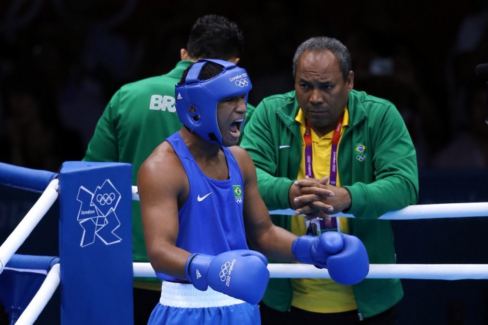 Boxeador brasileiro Esquiva Falcão no ringue