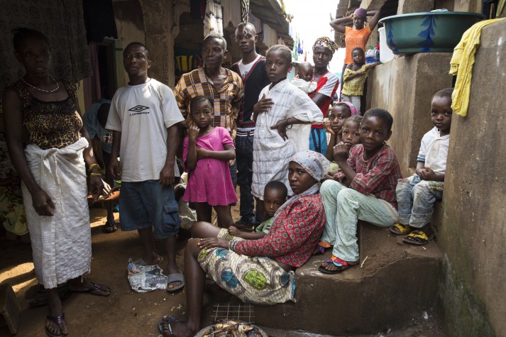 Família em Moyinba, Serra Leoa, acaba de perder um parente com ebola