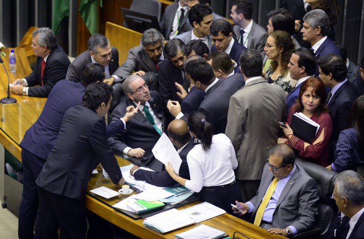 Eduardo Cunha cercado de parlamentares durante votação da reforma política