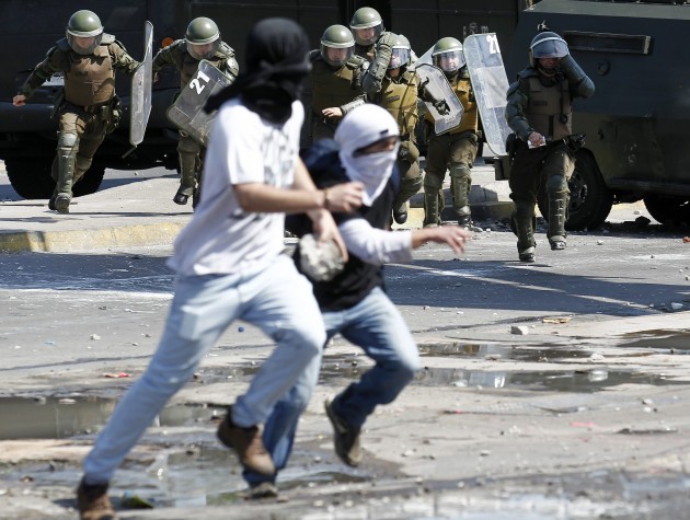 Encapuzados entram em confronto com a polícia no Chile