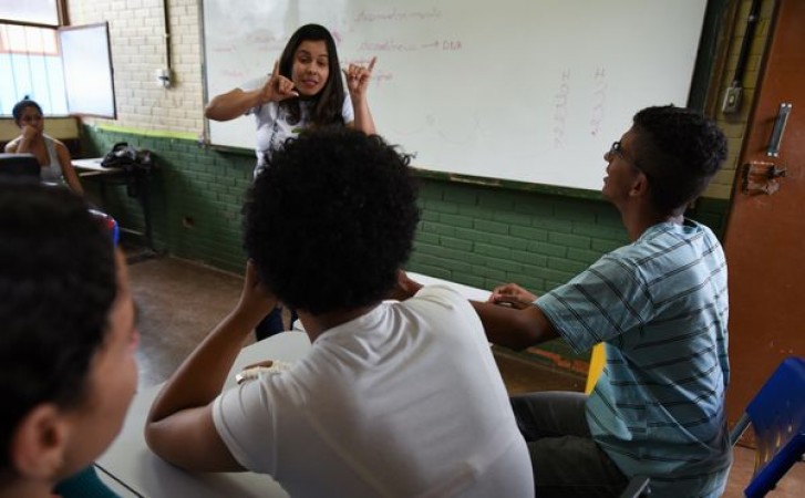 A escola bilíngue de Taguatinga ensina português e libras