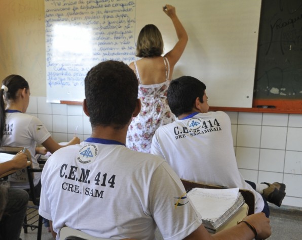 Escola implanta chip no uniforme de estudantes Escola implanta chip no uniforme de estudantes