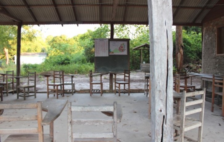 Escola no Pará funciona ao ar livre, sem piso e estrutura adequada