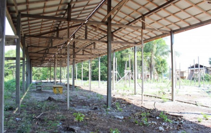 Área de escola sem paredes ou piso adequado para o uso dos alunos