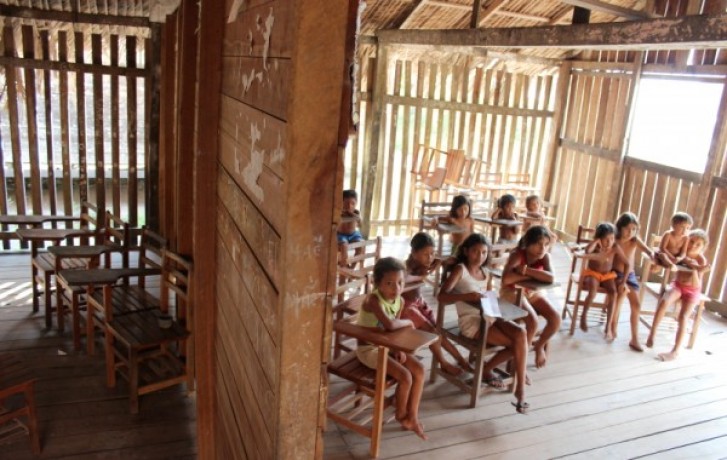 Crianças têm que assistir às aulas em salas feitas de madeira, sem a estrutura adequada