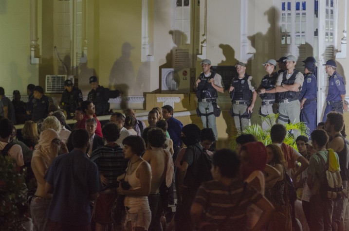 Manifestantes do lado de fora da Câmara de Recife durante votação do PL 08/2015