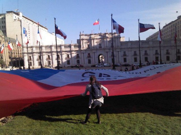 Estudantes estendem bandeira em frente à sede do governo no Chile