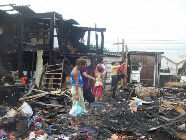 Incêndio em favela de SP interrompe trânsito e paralisa linhas de tre