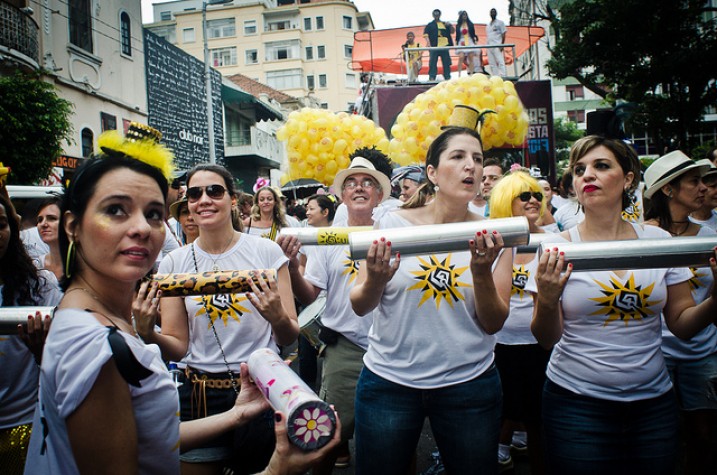 Acadêmicos do Baixo Augusta se apresentam nas ruas centrais de São Paulo