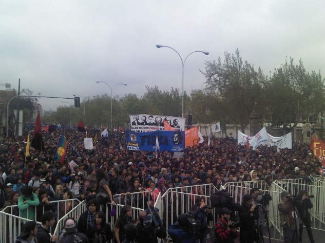 Milhares de manifestantes vão às ruas no Chile em protesto pela educação