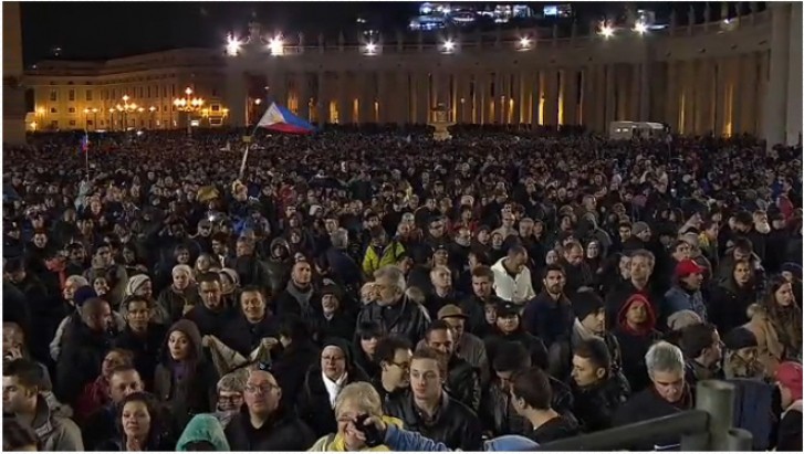 Fiéis se reúnem na praça São Pedro - Vaticano