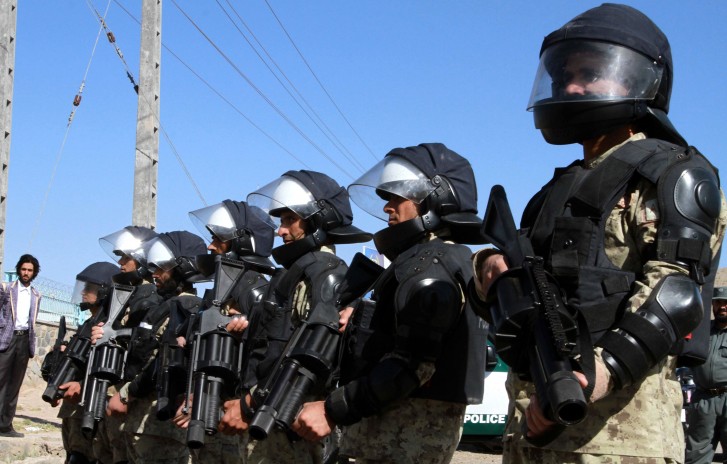 Forças de segurança do Afeganistão durante protestos religiosos