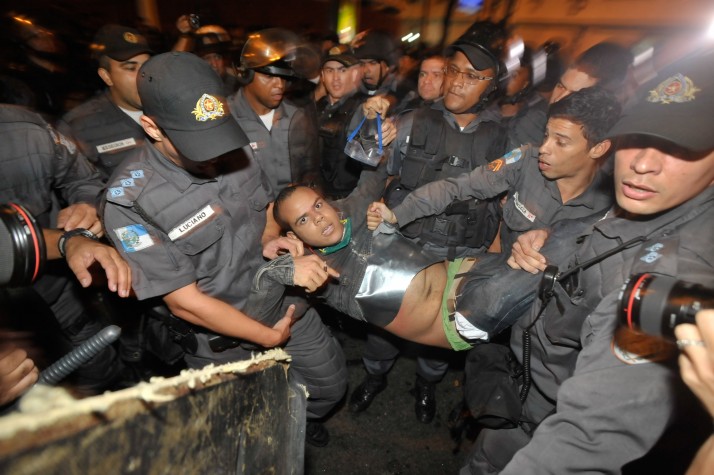  Manifestantes e polícia entram em confronto em frente ao Palácio Guanabara