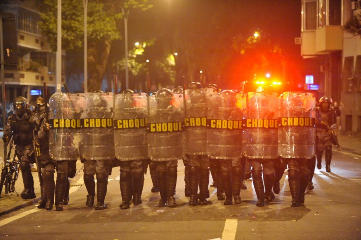 Manifestantes e polícia entram em confronto em frente ao Palácio Guanabara