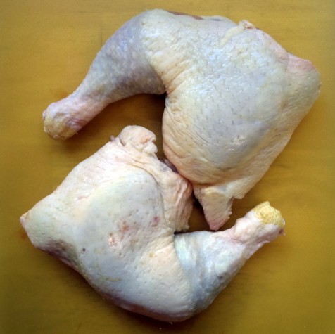 De acordo com os investigadores, alguns cortes de frango foram conservados em peróxido de hidrogênio, aditivo ilegal que retarda a data de validade, dando um aspecto de novo ao produto