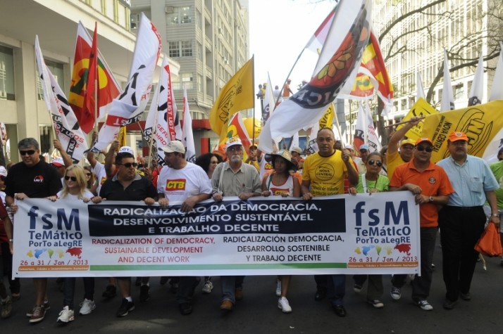 Manifestantes na Marcha de abertura do Fórum Social Temático de Porto Alegre