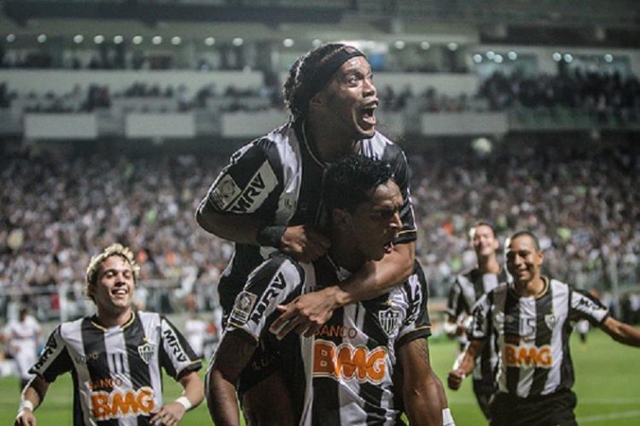 Ronaldinho e Jô comemoram gol do Atlético-MG
