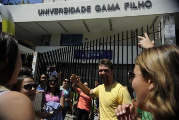 Estudantes protestam em frente à Universidade Gama Filho