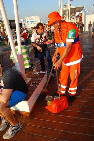 No Rio, os garis abordarão o cidadão que for flagrado jogando lixo na rua