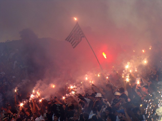 Torcedores do Corinthians com sinalizadores