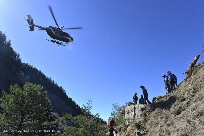 Buscas de corpos e destroços do avião da Germanwings no sul dos Alpes franceses