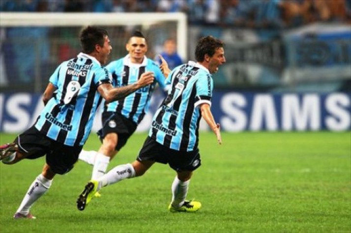 Elano comemora gol contra LDU.