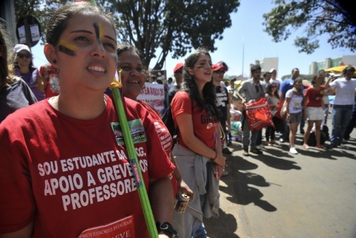 Professores da UFSC decidem encerrar greve, mas volta às aulas ainda não está definida 