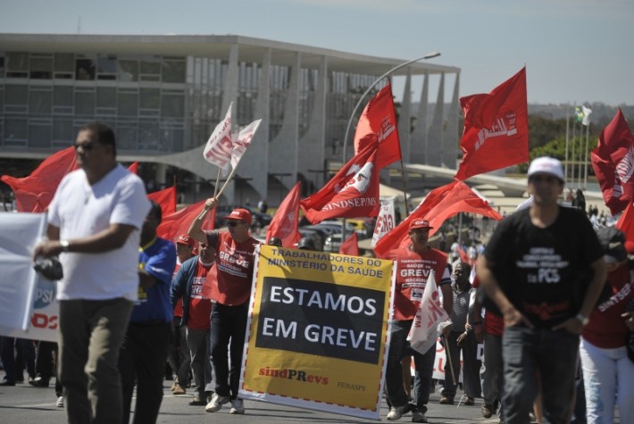 Servidores em greve fazem passeata na Esplanada dos Ministérios