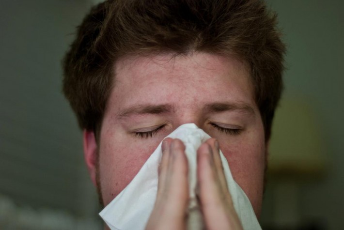 Homem tossindo com gripe