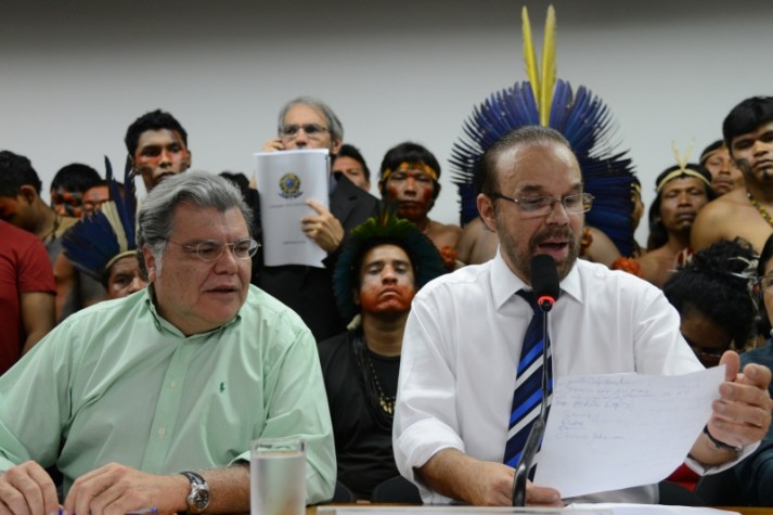 Parlamentares e indígenas de várias etnias instalam Grupo de Trabalho para debater a situação dos índios no Brasil 