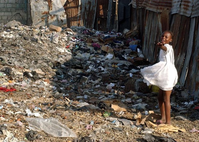 Criança do Haiti nos escombros do terremoto de 2010